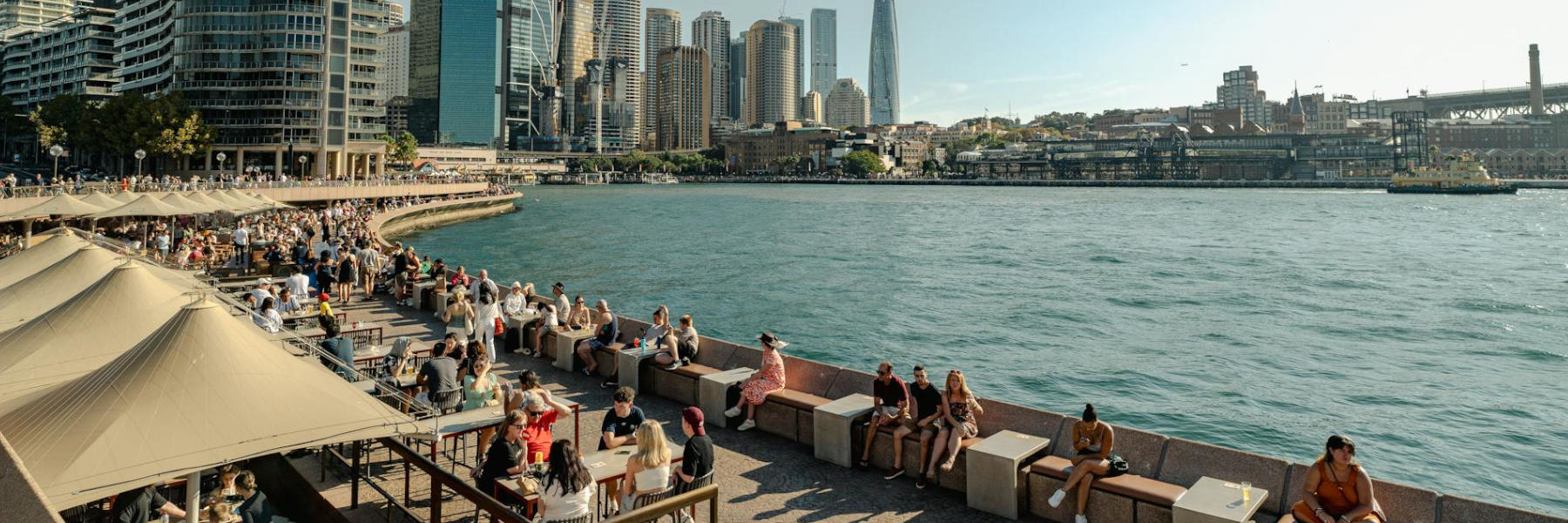 Sydney cafe grote groep touristen eten horeca avond