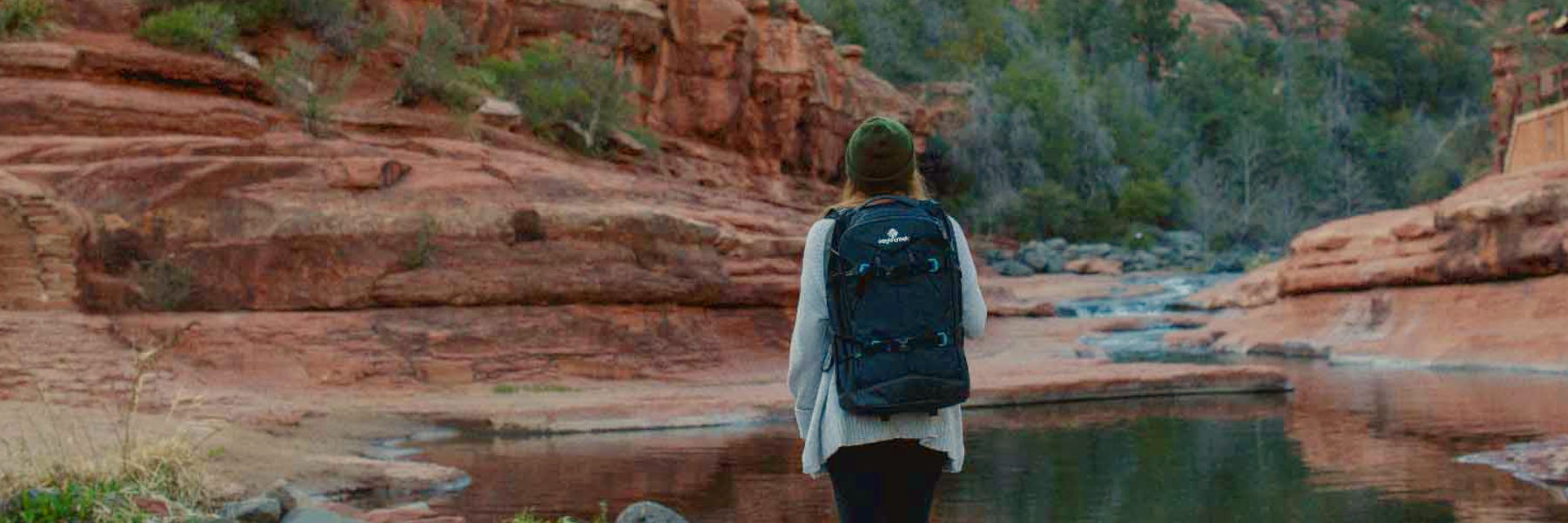 backpackverzekeringen backpacken in het buitenland meisje daypack rugzag