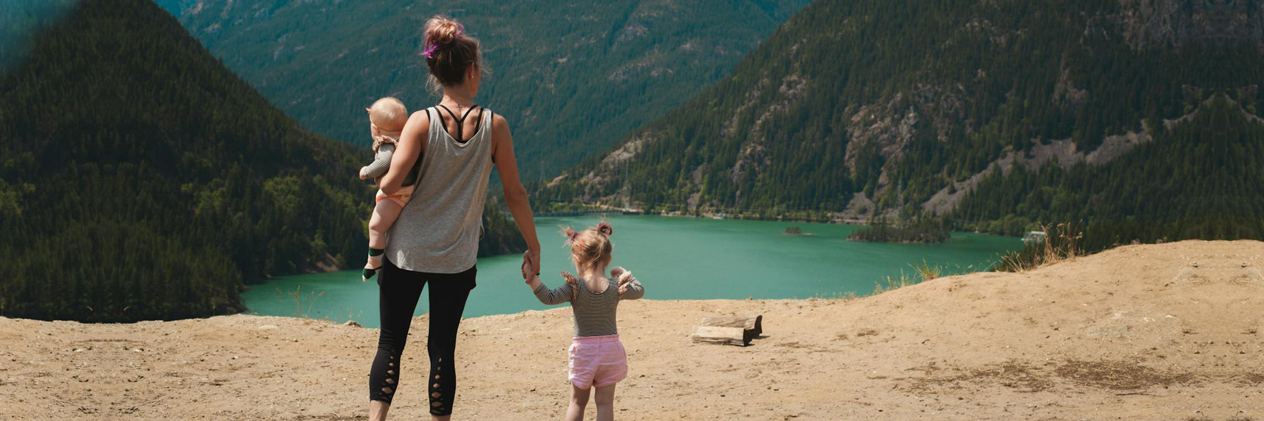 op reis met kinderen in de bergen wandelen rivier