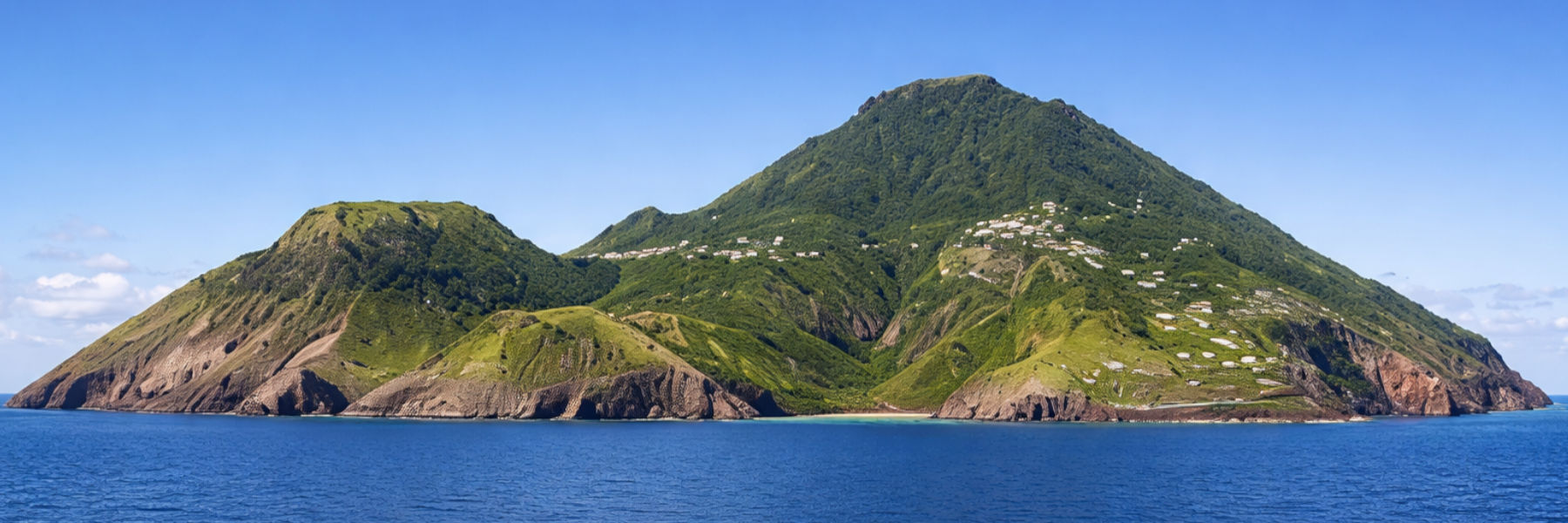 Saba Caribisch eiland bergen vooraanzicht zomer blauwe lucht nederland