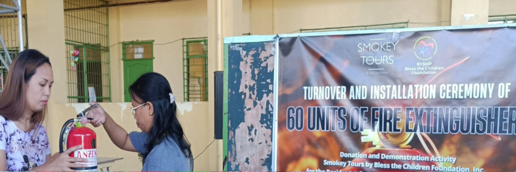 Smokey Tours project: handing out fire extinguishers in Manila