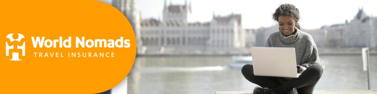 world nomads travel insurance werken buiten op laptop