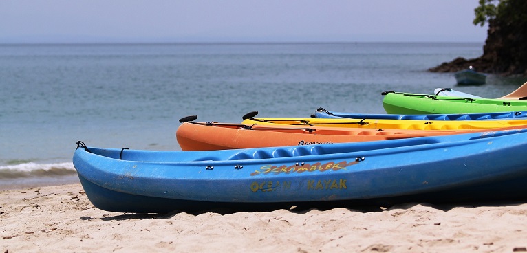 Kayak op het strand in Costa Rica