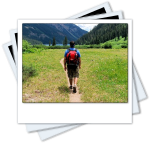 Meneer aan het backpacken in het buitenland met een grote rugzak