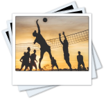 Mensen aan het vollyballen op het strand