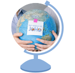 the world of joho wereldbol logo draaien sticker mensen houden vast pexe